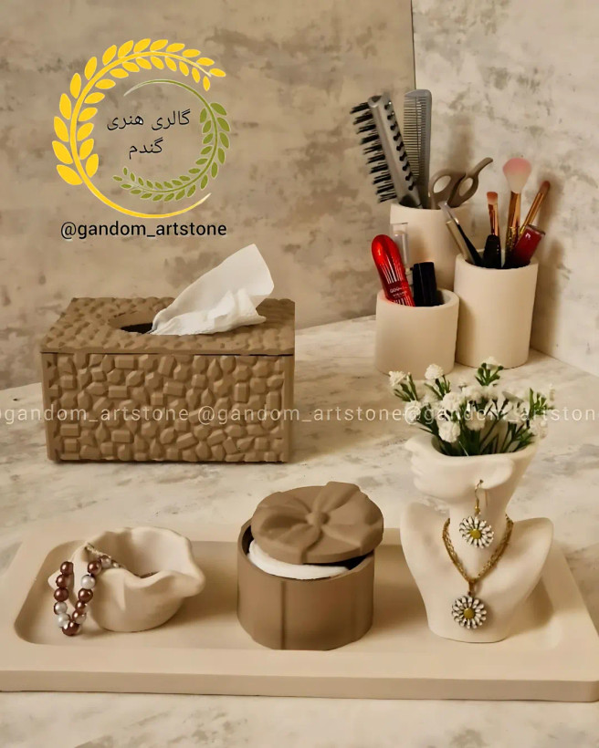 نظم دهنده میز آرایش با ترکیب دو رنگ کرم