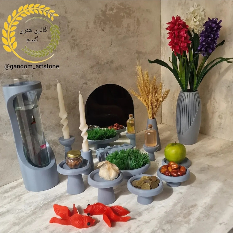 هفت سین 13 تیکه بتنی بهمراه تنگ شیشه ای بطری سرکه گندم خشک و جفت شمع قلمی و آینه