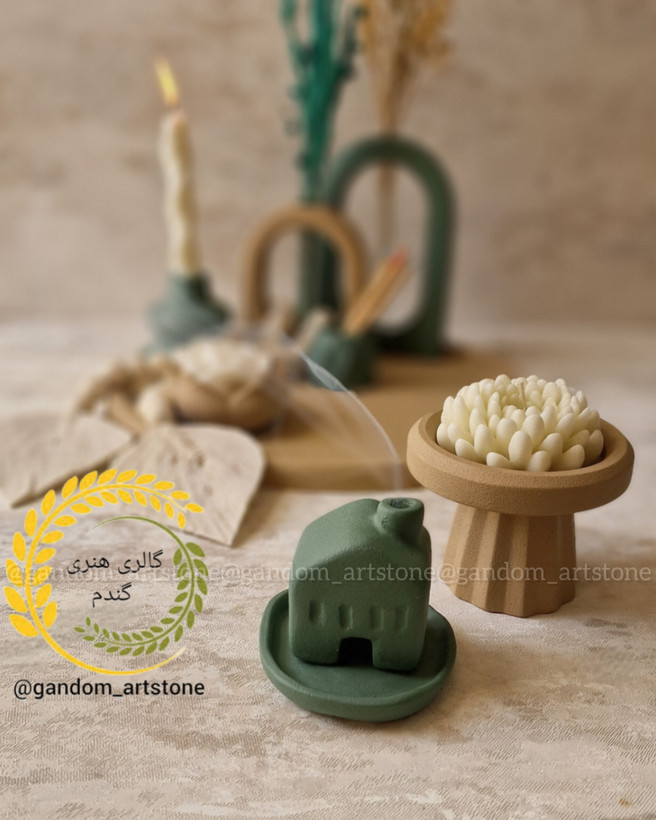 ست کامل دکوری بهمراه گل خشک و شمع ها و تسبیح دکوراتیو و کبریت پایه بلند