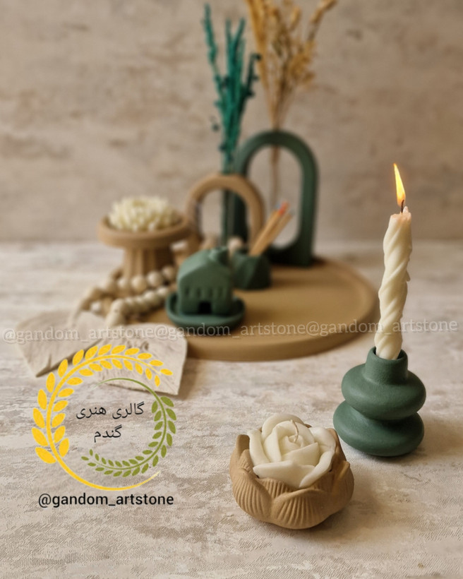 ست کامل دکوری بهمراه گل خشک و شمع ها و تسبیح دکوراتیو و کبریت پایه بلند