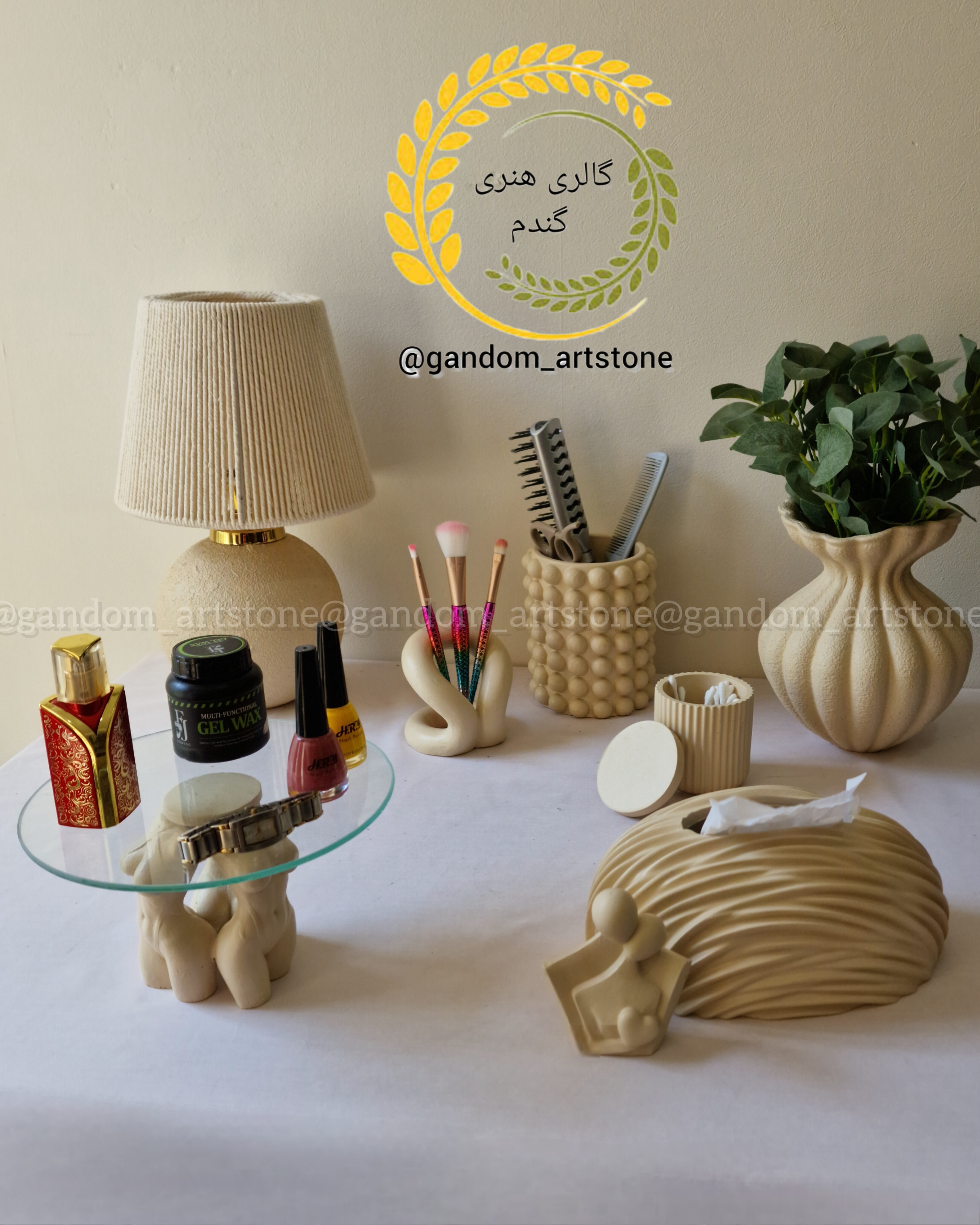 ست نظم دهنده میز آرایش بهمراه آباژور، جادستمال کاغذی و گلدان